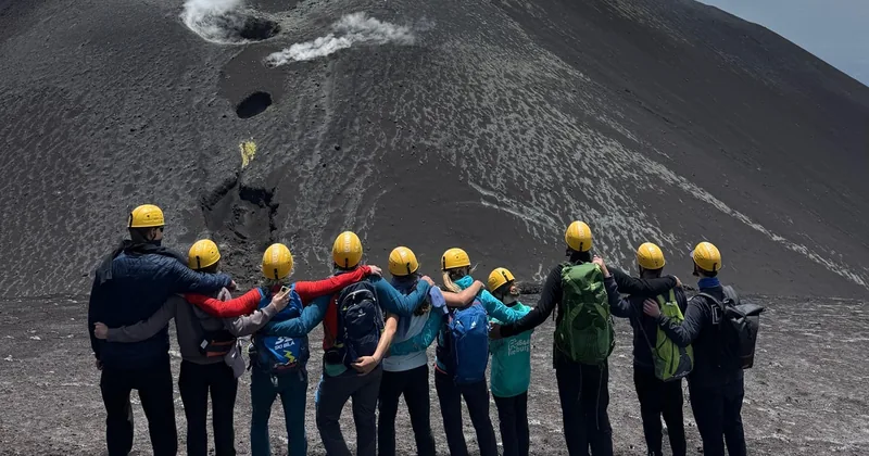Trekking ai crateri sommitali con guida vulcanologica