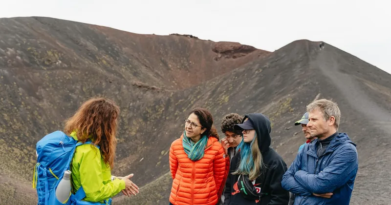 Crateri dell'Etna, grotta di lava e degustazione da Catania