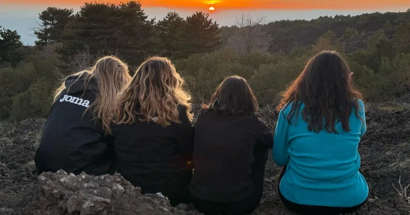 Etna al tramonto: passeggiata, grotta di lava e degustazione