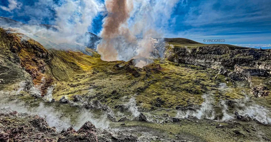 Fumarole e croste minerali gialle e verdi su un cratere sommitale dell'Etna